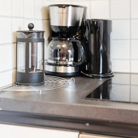 Ocean Breeze Escape With Nautical Elegance - 2-room Coastal-inspired 75 Qm - Location - Refined Maritime Style - Fully Renovated In 2024 With Smart Tv & Netflix - Equipped Kitchen & Free Parking - Close To Metro & Airport - King Siz Duisburg