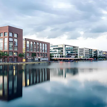 Ocean Breeze Escape With Nautical Elegance - 2-room Coastal-inspired 75 Qm - Location - Refined Maritime Style - Fully Renovated In 2024 With Smart Tv & Netflix - Equipped Kitchen & Free Parking - Close To Metro & Airport - King Siz Duisburg