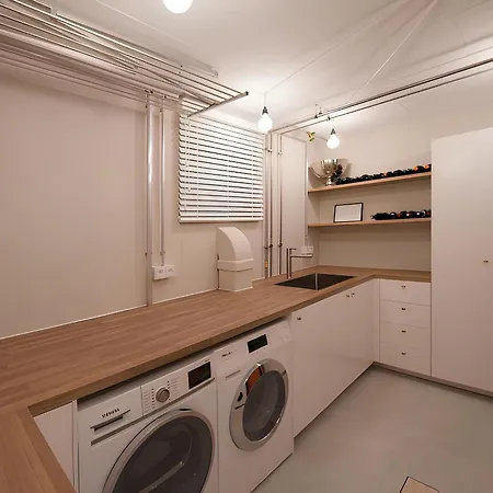 Ocean Breeze Escape With Nautical Elegance - 2-room Coastal-inspired 75 Qm - Location - Refined Maritime Style - Fully Renovated In 2024 With Smart Tv & Netflix - Equipped Kitchen & Free Parking - Close To Metro & Airport - King Siz Daire *