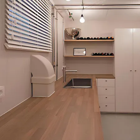 Ocean Breeze Escape With Nautical Elegance - 2-room Coastal-inspired 75 Qm - Location - Refined Maritime Style - Fully Renovated In 2024 With Smart Tv & Netflix - Equipped Kitchen & Free Parking - Close To Metro & Airport - King Siz Daire *