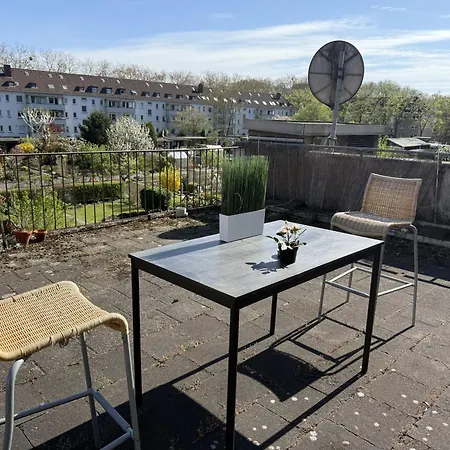 Ocean Breeze Escape With Nautical Elegance - 2-room Coastal-inspired 75 Qm - Location - Refined Maritime Style - Fully Renovated In 2024 With Smart Tv & Netflix - Equipped Kitchen & Free Parking - Close To Metro & Airport - King Siz