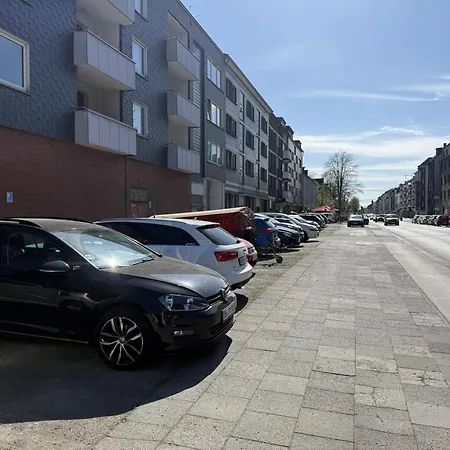 Ocean Breeze Escape With Nautical Elegance - 2-room Coastal-inspired 75 Qm - Location - Refined Maritime Style - Fully Renovated In 2024 With Smart Tv & Netflix - Equipped Kitchen & Free Parking - Close To Metro & Airport - King Siz Apartment Duisburg