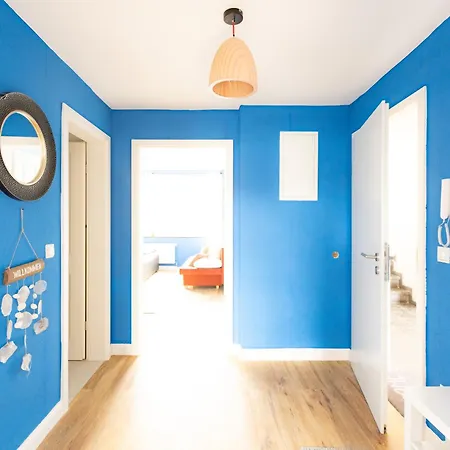 Ocean Breeze Escape With Nautical Elegance - 2-room Coastal-inspired 75 Qm - Location - Refined Maritime Style - Fully Renovated In 2024 With Smart Tv & Netflix - Equipped Kitchen & Free Parking - Close To Metro & Airport - King Siz Daire