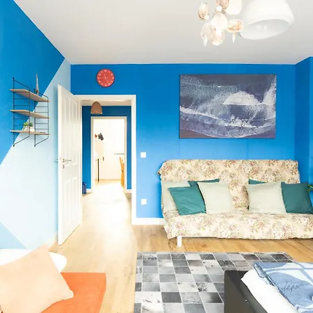 Ocean Breeze Escape With Nautical Elegance - 2-room Coastal-inspired 75 Qm - Location - Refined Maritime Style - Fully Renovated In 2024 With Smart Tv & Netflix - Equipped Kitchen & Free Parking - Close To Metro & Airport - King Siz Daire *
