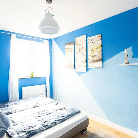 Ocean Breeze Escape With Nautical Elegance - 2-room Coastal-inspired 75 Qm - Location - Refined Maritime Style - Fully Renovated In 2024 With Smart Tv & Netflix - Equipped Kitchen & Free Parking - Close To Metro & Airport - King Siz *
