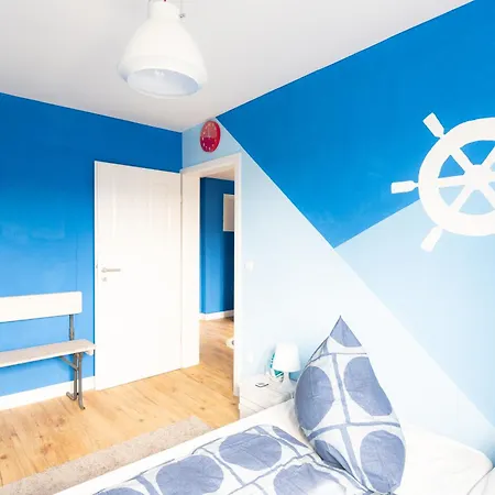 Ocean Breeze Escape With Nautical Elegance - 2-room Coastal-inspired 75 Qm - Location - Refined Maritime Style - Fully Renovated In 2024 With Smart Tv & Netflix - Equipped Kitchen & Free Parking - Close To Metro & Airport - King Siz