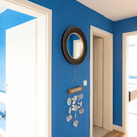 Ocean Breeze Escape With Nautical Elegance - 2-room Coastal-inspired 75 Qm - Location - Refined Maritime Style - Fully Renovated In 2024 With Smart Tv & Netflix - Equipped Kitchen & Free Parking - Close To Metro & Airport - King Siz Daire Duisburg