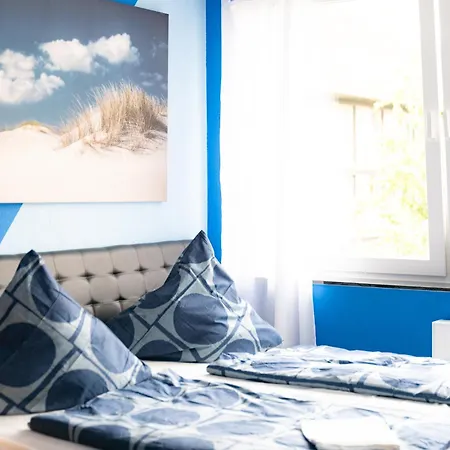 Ocean Breeze Escape With Nautical Elegance - 2-room Coastal-inspired 75 Qm - Location - Refined Maritime Style - Fully Renovated In 2024 With Smart Tv & Netflix - Equipped Kitchen & Free Parking - Close To Metro & Airport - King Siz Duisburg