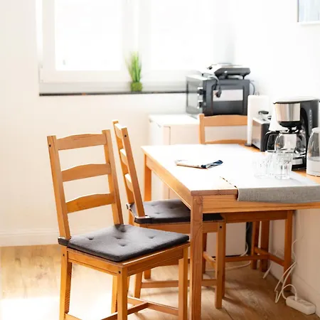 Ocean Breeze Escape With Nautical Elegance - 2-room Coastal-inspired 75 Qm - Location - Refined Maritime Style - Fully Renovated In 2024 With Smart Tv & Netflix - Equipped Kitchen & Free Parking - Close To Metro & Airport - King Siz Apartment