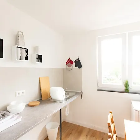Ocean Breeze Escape With Nautical Elegance - 2-room Coastal-inspired 75 Qm - Location - Refined Maritime Style - Fully Renovated In 2024 With Smart Tv & Netflix - Equipped Kitchen & Free Parking - Close To Metro & Airport - King Siz