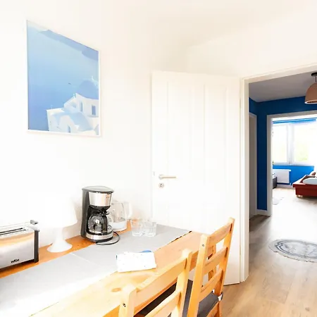 Ocean Breeze Escape With Nautical Elegance - 2-room Coastal-inspired 75 Qm - Location - Refined Maritime Style - Fully Renovated In 2024 With Smart Tv & Netflix - Equipped Kitchen & Free Parking - Close To Metro & Airport - King Siz