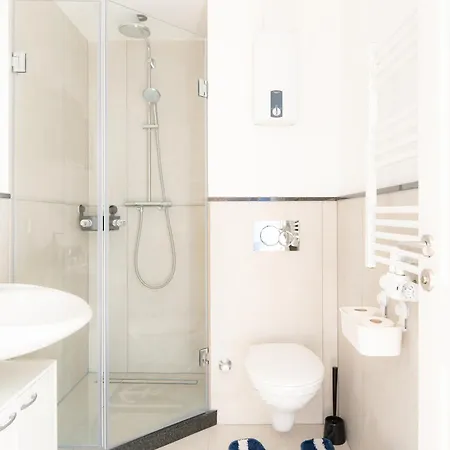 Ocean Breeze Escape With Nautical Elegance - 2-room Coastal-inspired 75 Qm - Location - Refined Maritime Style - Fully Renovated In 2024 With Smart Tv & Netflix - Equipped Kitchen & Free Parking - Close To Metro & Airport - King Siz Duisburg