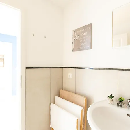 Ocean Breeze Escape With Nautical Elegance - 2-room Coastal-inspired 75 Qm - Location - Refined Maritime Style - Fully Renovated In 2024 With Smart Tv & Netflix - Equipped Kitchen & Free Parking - Close To Metro & Airport - King Siz * Duisburg
