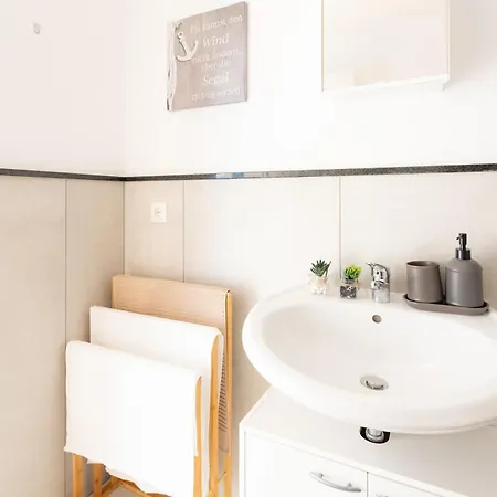 Ocean Breeze Escape With Nautical Elegance - 2-room Coastal-inspired 75 Qm - Location - Refined Maritime Style - Fully Renovated In 2024 With Smart Tv & Netflix - Equipped Kitchen & Free Parking - Close To Metro & Airport - King Siz Daire Duisburg