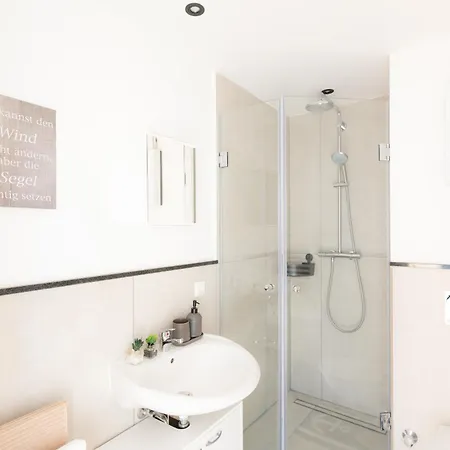 Ocean Breeze Escape With Nautical Elegance - 2-room Coastal-inspired 75 Qm - Location - Refined Maritime Style - Fully Renovated In 2024 With Smart Tv & Netflix - Equipped Kitchen & Free Parking - Close To Metro & Airport - King Siz Daire Duisburg