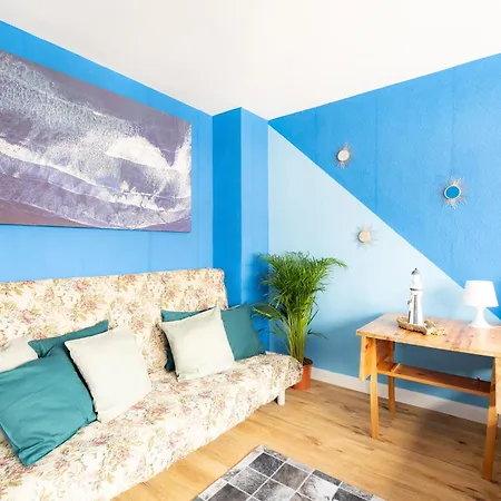 Ocean Breeze Escape With Nautical Elegance - 2-room Coastal-inspired 75 Qm - Location - Refined Maritime Style - Fully Renovated In 2024 With Smart Tv & Netflix - Equipped Kitchen & Free Parking - Close To Metro & Airport - King Siz Apartment